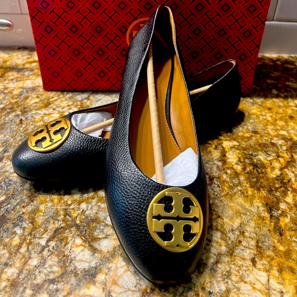 NIB Tory Burch Chelsea Ballet Flat in perfect black and rolled brass size 11